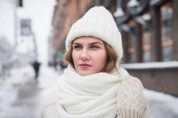 Mooi Stijlvol Meisje Winter Portret Stad — Stockfoto
