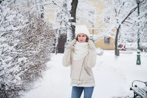 Vackert Elegant Flicka Vinterporträtt Staden — Stockfoto