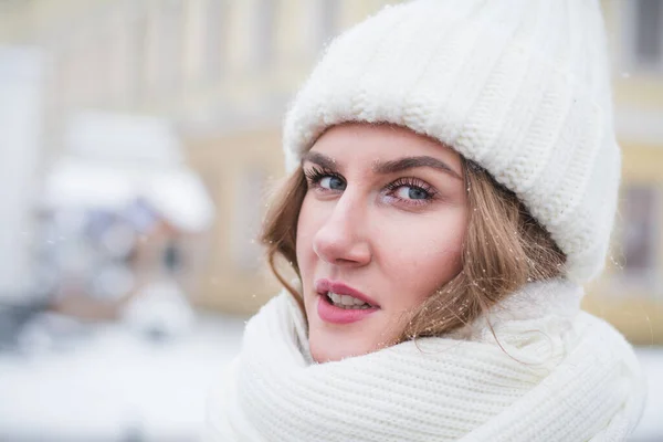 Linda Menina Elegante Retrato Inverno Cidade — Fotografia de Stock