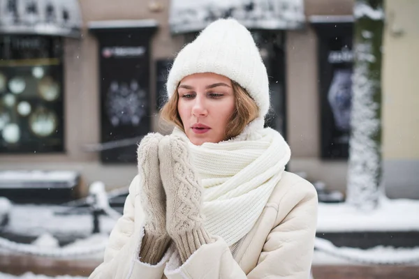 Linda Menina Elegante Retrato Inverno Cidade — Fotografia de Stock