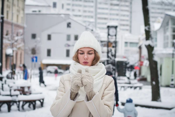 Linda Menina Elegante Retrato Inverno Cidade — Fotografia de Stock