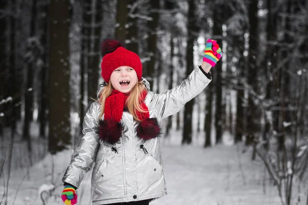 赤ちゃんの女の子の肖像画で赤い帽子屋外冬の背景 — ストック写真