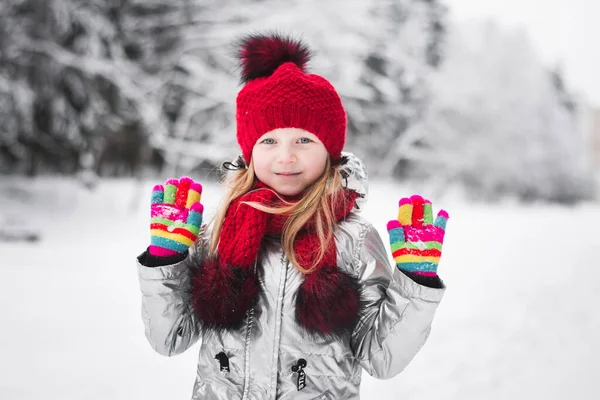 Happy Baby Girl Retrato Chapéu Vermelho Livre Fundo Inverno — Fotografia de Stock