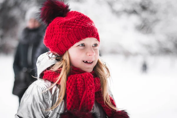 Felice Bambino Ragazza Ritratto Rosso Cappello All Aperto Inverno Sfondo — Foto Stock