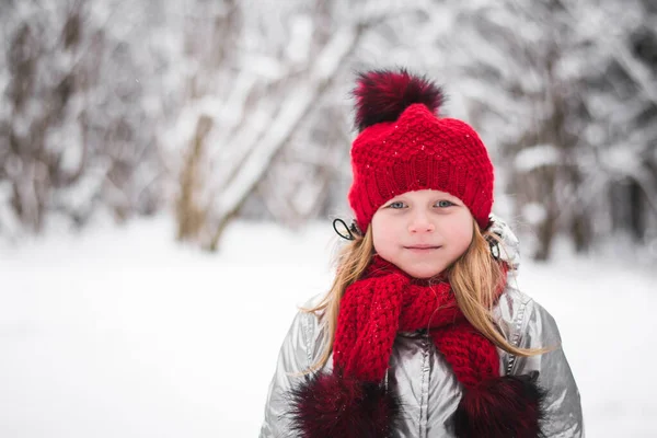 红帽户外冬季背景下快乐的女婴肖像 — 图库照片