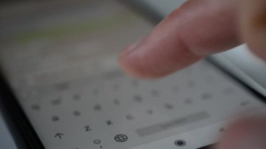 Akıllı telefon kullanan bir adamın yakın çekim elleri.