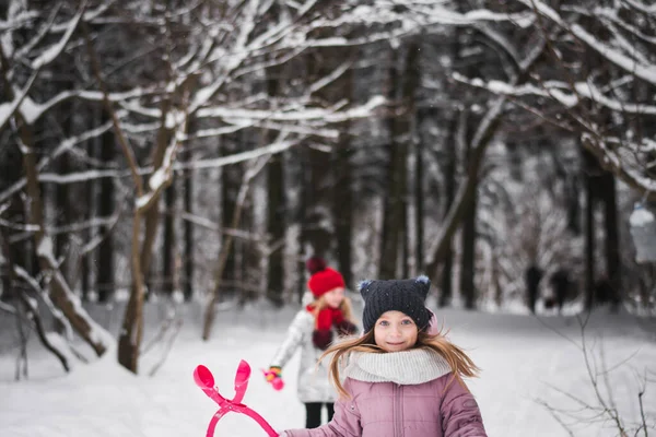 Duas Meninas Brincando Floresta Inverno — Fotografia de Stock