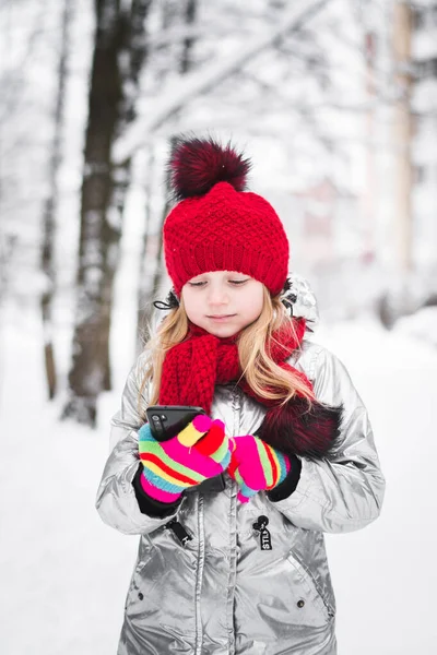 Bela Menina Retrato Floresta Inverno — Fotografia de Stock