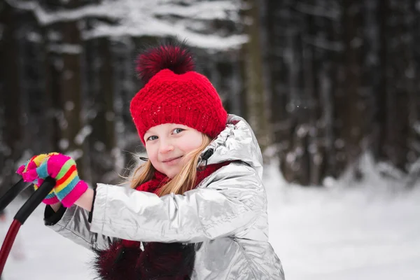 冬天森林里漂亮的小女孩画像 — 图库照片
