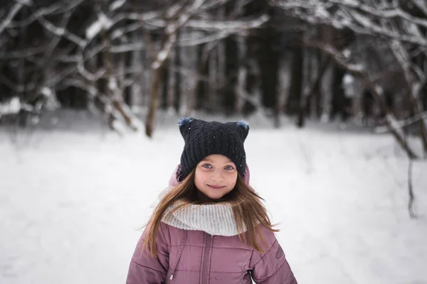Bela Menina Retrato Floresta Inverno — Fotografia de Stock