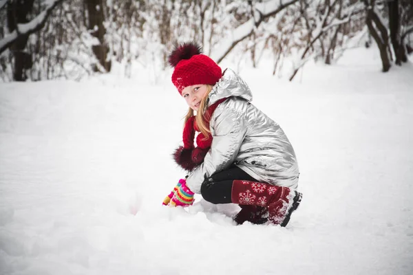 Bela Menina Retrato Floresta Inverno — Fotografia de Stock