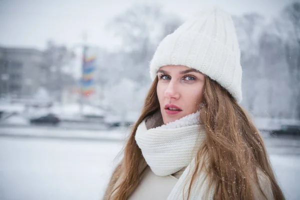 Hermosa Chica Elegante Retrato Ciudad Invierno —  Fotos de Stock