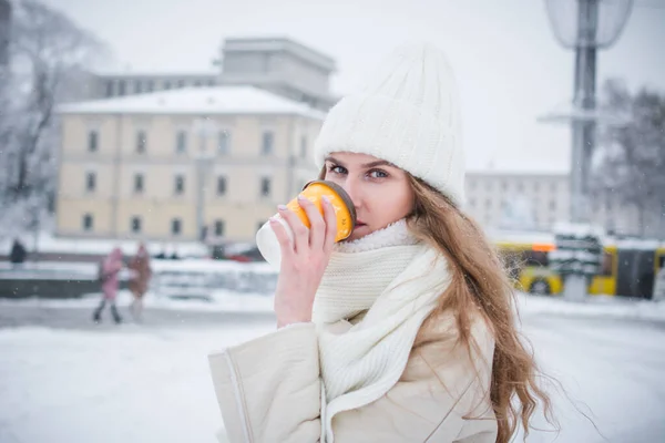 冬の美しいスタイリッシュな女の子の都市の肖像画 — ストック写真