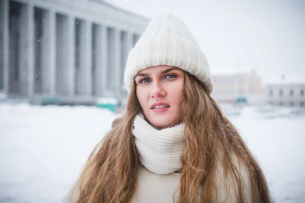 Gyönyörű Elegáns Lány Város Portré Télen — Stock Fotó