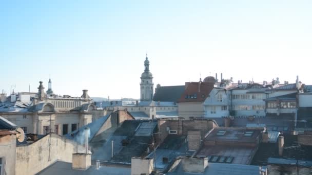 Střechy staré evropské městské krajiny na modré obloze — Stock video