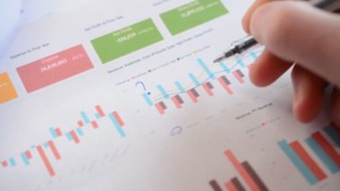 Kağıt üzerinde iş pazarlama verilerini analiz eden muhasebeci