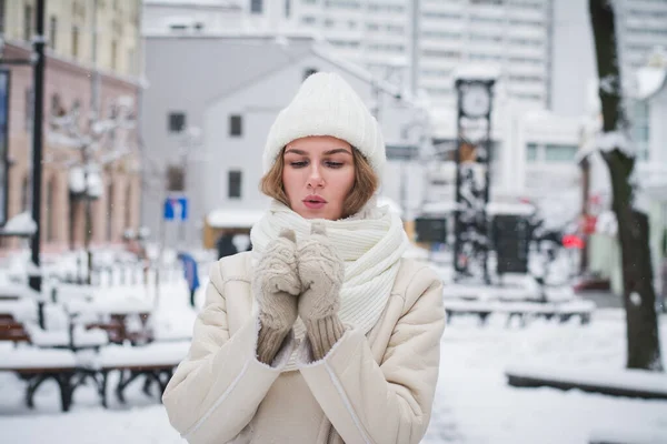 Bella Elegante Ragazza Modello Posa Fotografo Una Strada Della Città — Foto Stock