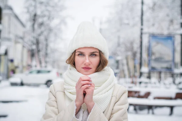 Gyönyörű Elegáns Lány Modell Pózol Egy Fotós Város Utcájában Télen — Stock Fotó