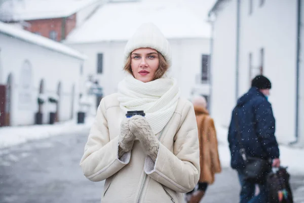 冬に街の路上で写真家のためにポーズをとって美しくスタイリッシュな女の子モデル — ストック写真
