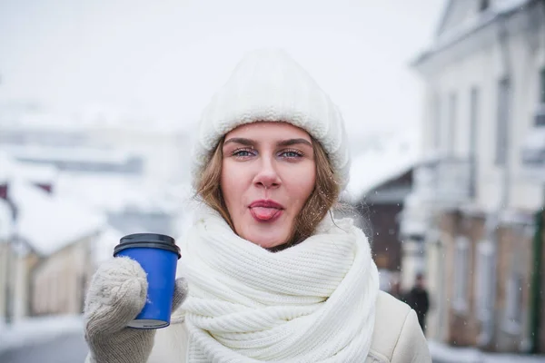 冬に街の路上で写真家のためにポーズをとって美しくスタイリッシュな女の子モデル — ストック写真