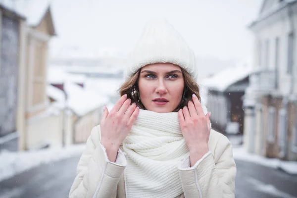 Gyönyörű Elegáns Lány Modell Pózol Egy Fotós Város Utcájában Télen — Stock Fotó