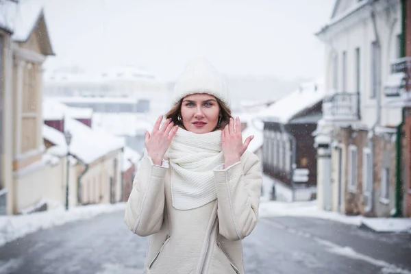 Güzel Şık Bir Kız Mankeni Kışın Şehir Sokaklarında Bir Fotoğrafçıya — Stok fotoğraf