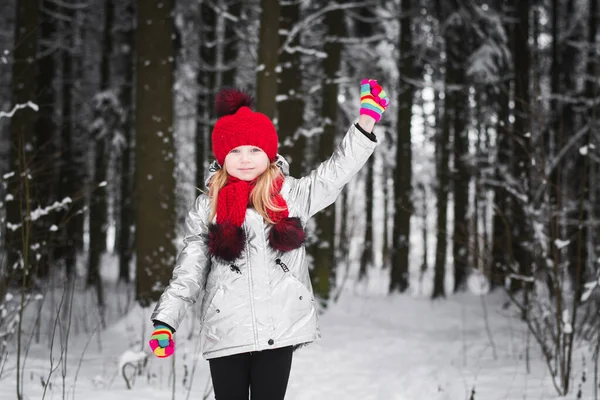 Χαρούμενο Κοριτσάκι Που Διασκεδάζει Χειμώνα Ένα Χιονισμένο Δάσος — Φωτογραφία Αρχείου