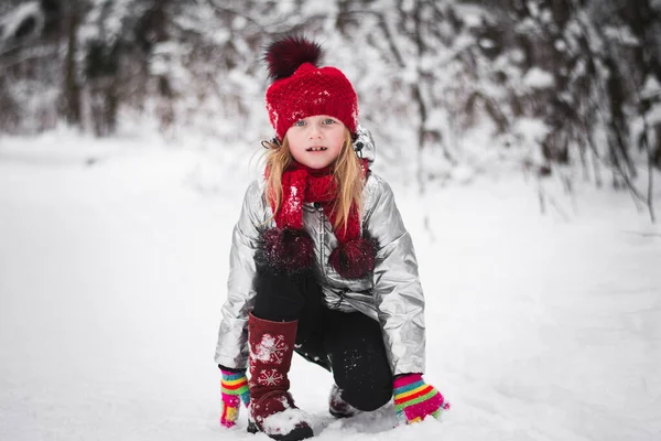Pequena Menina Feliz Divertindo Inverno Uma Floresta Nevada — Fotografia de Stock