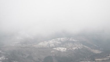 Bulutlar ve kar dağları manzarası