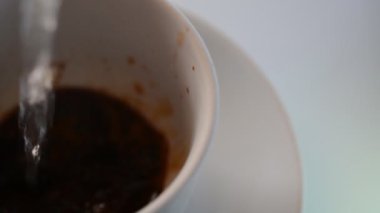 Kahve fincanına kaynar su dök.