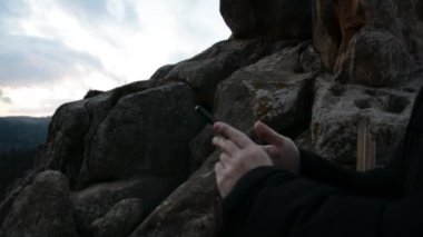 Erkek eli ve telefon.