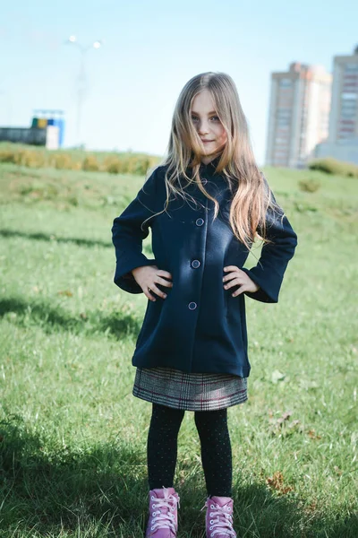 Vacker Liten Flicka Som Leker Våren Stadsparken — Stockfoto