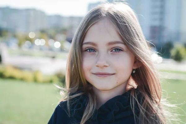 Hermosa Niña Jugando Primavera Parque Ciudad —  Fotos de Stock