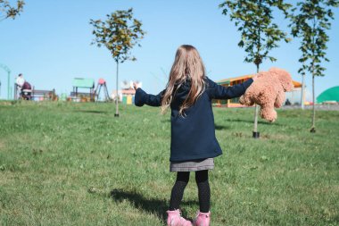 # Güzel küçük kız şehir parkında oynuyor #