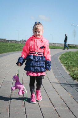 # Güzel küçük kız şehir parkında oynuyor #