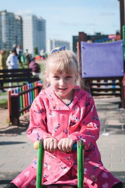 # Güzel küçük kız şehir parkında oynuyor #