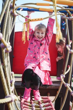 # Güzel küçük kız şehir parkında oynuyor #