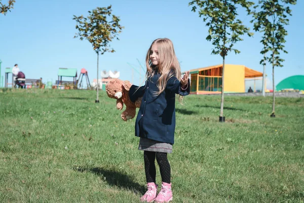 Gyönyörű Kislány Játszik Tavasszal Városi Parkban — Stock Fotó