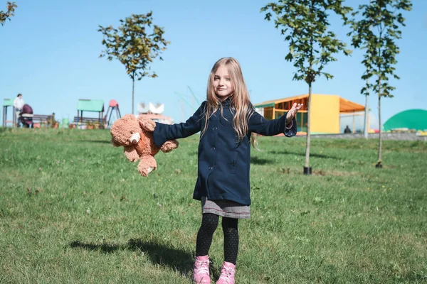 Gyönyörű Kislány Játszik Tavasszal Városi Parkban — Stock Fotó