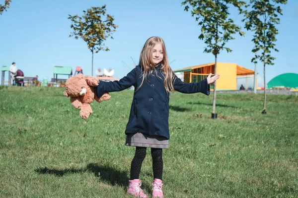 Belle Petite Fille Jouant Printemps Dans Parc Ville — Photo