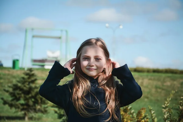 Mooi Klein Meisje Spelen Het Voorjaar Het Stadspark — Stockfoto