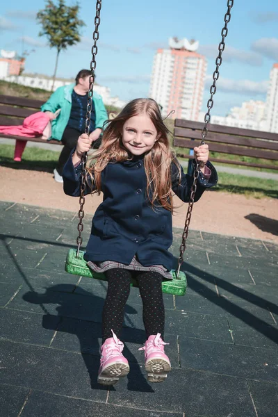 Gyönyörű Kislány Játszik Tavasszal Városi Parkban — Stock Fotó