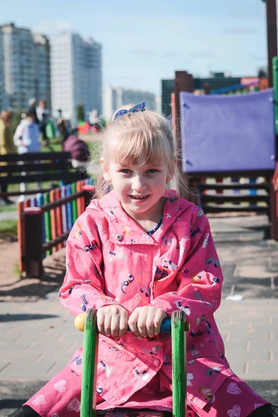 # Güzel küçük kız şehir parkında oynuyor #