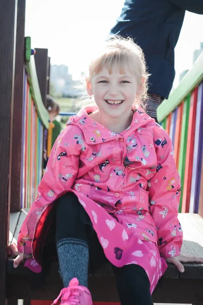 Mooi Klein Meisje Spelen Het Voorjaar Het Stadspark — Stockfoto