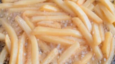 Sağlıksız yemek kavramı, fast food patatesleri kızgın yağda kızartılır.