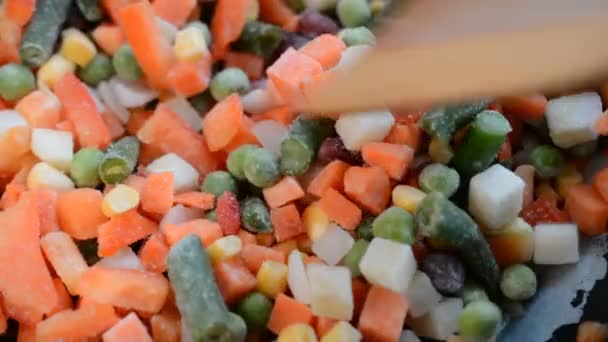 Vista de cerca de verduras congeladas fritas — Vídeos de Stock