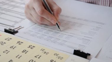 Denetçi mali raporları kontrol ediyor
