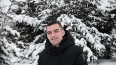 Dışarıdaki yakışıklı adam portresi.