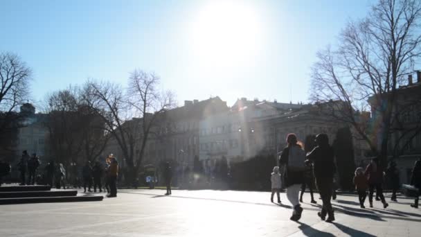 LVIV, UKRAINE - 27 december 2020: mensen lopen langs de centrale straat en het plein van de stad — Stockvideo