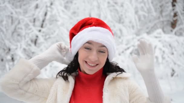 Piękny portret dziewczyny w Santa Claus — Wideo stockowe